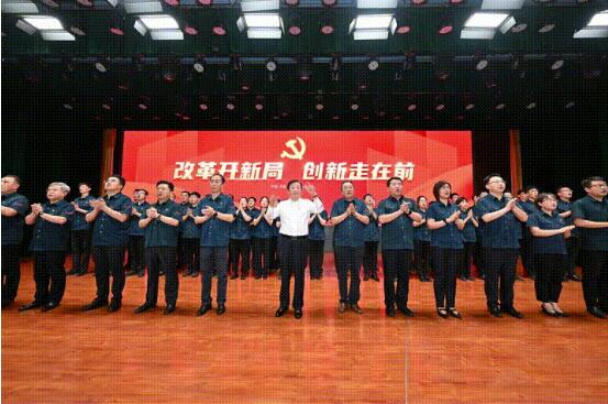 譚旭光帶領(lǐng)中國(guó)重汽黨委班子重溫入黨誓詞